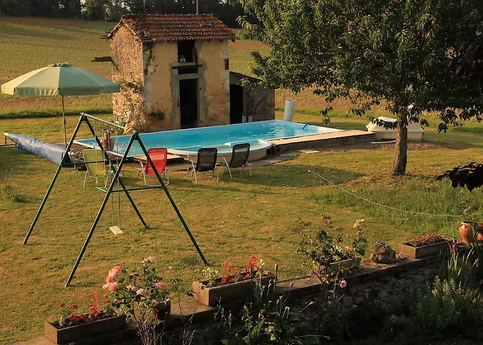 לינה וארוחת בוקר D'hotes Larrey 3*