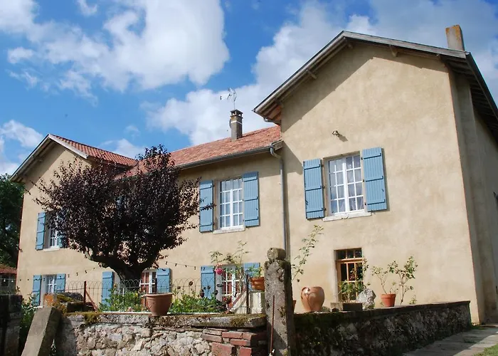 לינה וארוחת בוקר D'hotes Larrey 3*